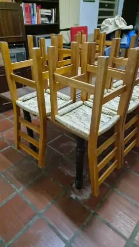 30 Cadeiras de madeira e 3 mesas