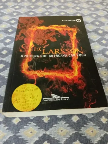 A MENINA QUE BRINCAVA COM FOGO