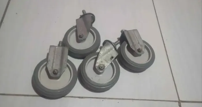 Vendo 4 rodas de cama hospitalar 
