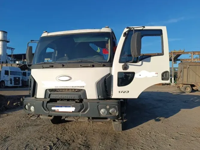 VENDE-SE CAMINHÃO MUNCK