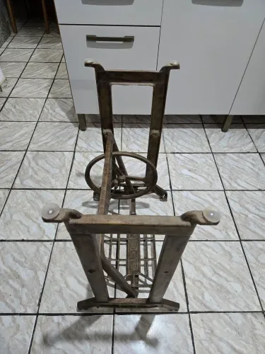 Pe de maquina antigo, para mesa ou aparador com tampo de vidro