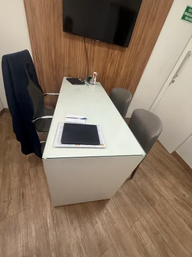 Mesa em MDF branco ártico com vidro 150x82 x60 