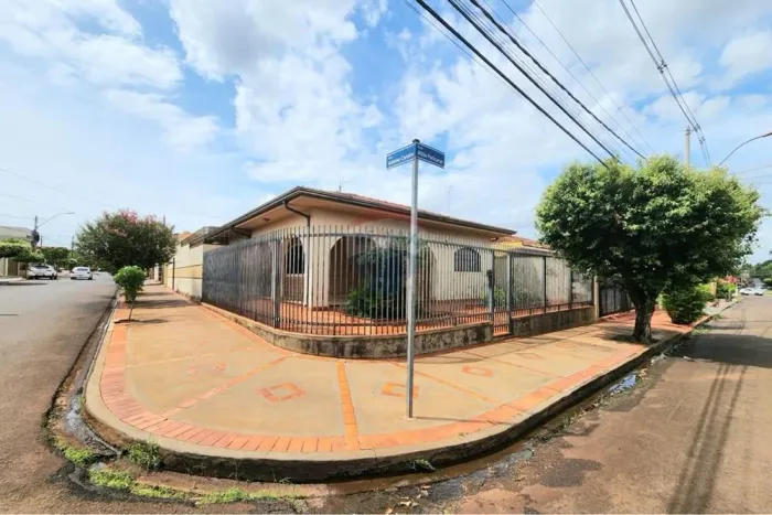 Jardim Recreio (Sertãozinho): Casa de esquina com 317 m², suíte com closet e varanda gourm