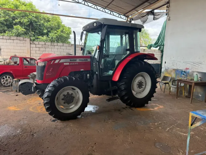 Trator Massey Ferguson 4275 com cabine