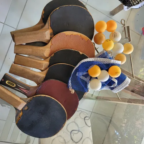 Rede ping pong , bolas e raquetes.