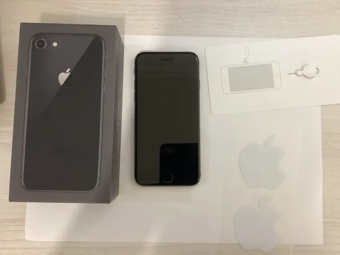 iPhone 8 64GB com caixa e adesivos da Apple 