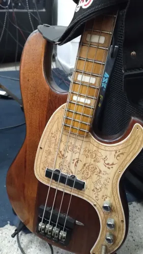 Baixo 4 cordas fender 