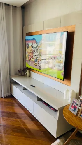 Painel de TV com hack 3 gavetas 