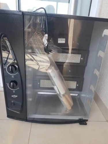 Churrasqueira Arke à gás (nunca utilizada) com 5 espetos (110/220V)