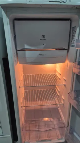 Geladeira Electrolux de 240L (semi-nova)