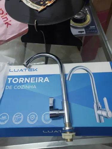 Torneira de metal para cozinha nova na caixa