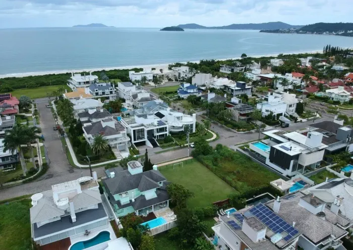 Terreno à Venda em Jurerê Internacional, Florianópolis - 600m² a 250 Metros da Praia