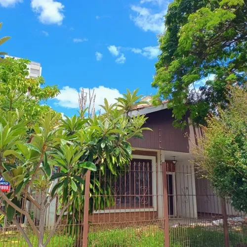 Casa Térrea com 228  com 4 quartos, terreno grande 420m2 , miolinho do Menino Deus