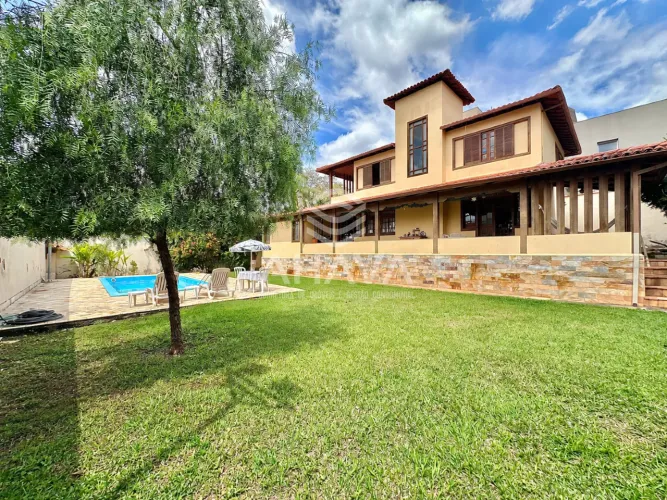 Casa com 720m²- 3 Quartos sendo 1 Suíte -Closet- Hidromassagem- 2 Vagas Cobertas - Bairro