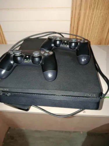 PS4 SLIM DE 1 TERABYTE DE ARMAZENAMENTO E 2 CONTROLES ORIGINAIS 