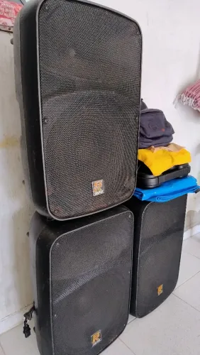 Estou vendendo três caixas staner semi nova alto falante 15