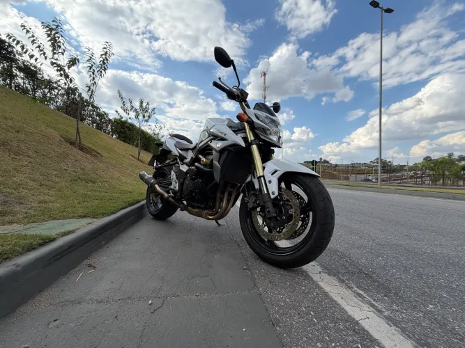 Suzuki GSR 750 cilindradas em estado de zero