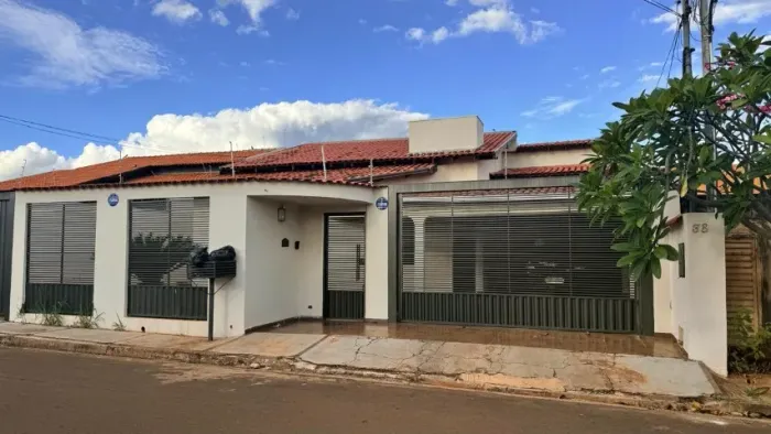 Imóvel com 3 quartos interno + 2 quartos externos