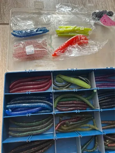 Caixa com iscas para black bass pesca