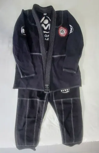 Kimono jiu-jitsu preto tamanho M04 (serve até tamanho 16 infantil)