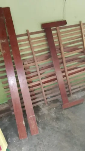 Cama de casal toda em madeira