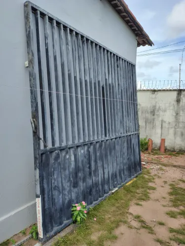 Vende-se um portão de garagem em alumínio