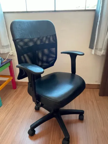 Cadeira de Escritório Ergonômica com Encosto em Tela - Excelente Estado