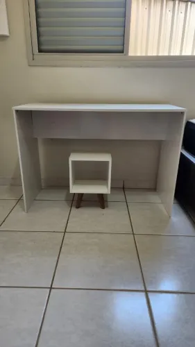 Escrivaninha + mesinha de cabeceira