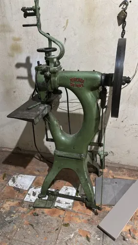 Maquina de grampiar cadernos