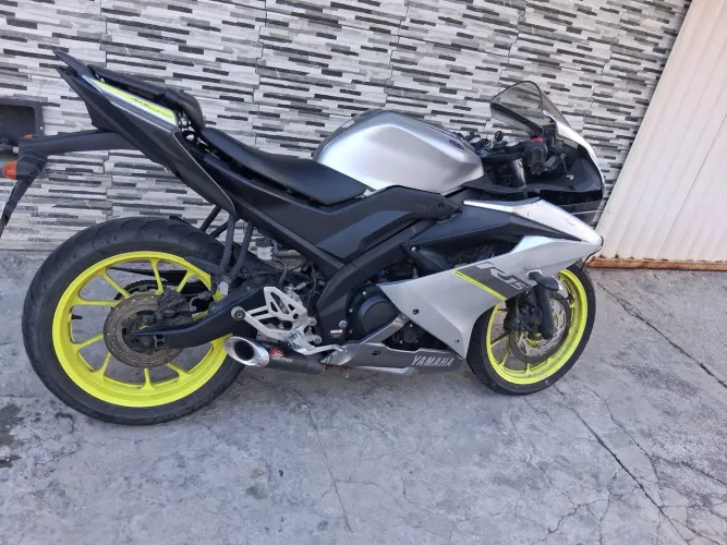 Moto Yamaha R15 2023