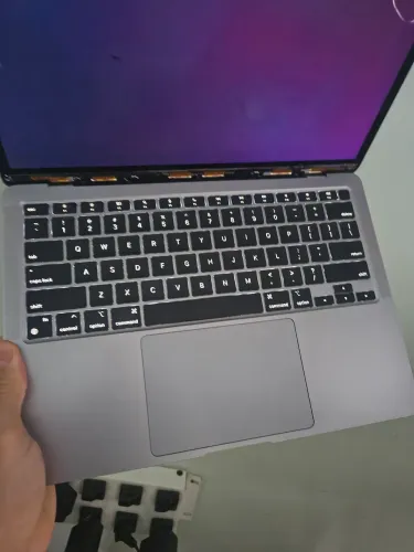 MacBook m1 256/8 defeito tela, e problema no conector de carga