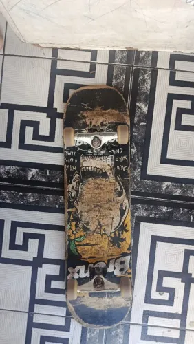 Skate street (tradicional) com kit de rodas Mike dias
