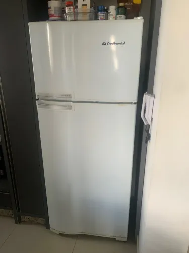 Geladeira Continental Frost Free usada gelando muito bem