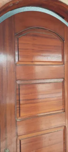 Porta madeira da melhor qualidade com.caixote inchu 2.10 por 60