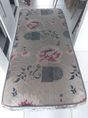 Vendo cama box de solteiro