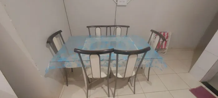 Mesa com 6 cadeiras 