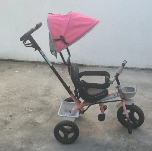 Vendo triciclo com capota e empurrador