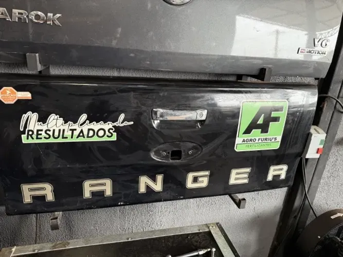TAMPA TRASEIRA FORD RANGER PRETA 2019 COM DETALHE