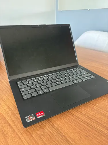 Notebook Lenovo V14 G3 ABA Ryzen 5 / SSD 512GB / Excelente Estado