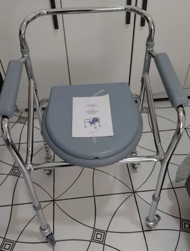 Cadeira de Banho Dobrável com rodizios e balde removivel