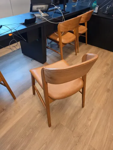 Conjunto de 4 cadeiras/poltronas de couro e madeira