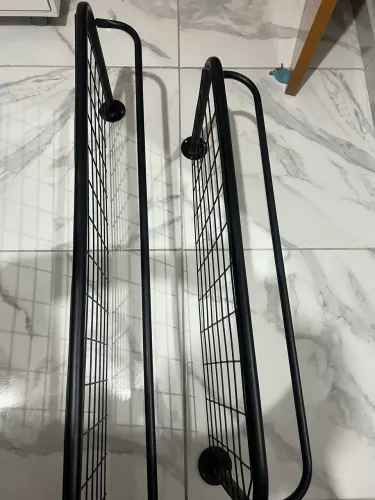 Arara de parede com cabideiro e prateleira