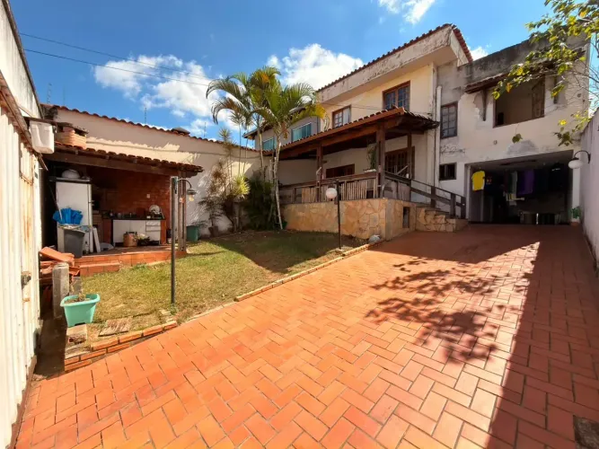 Casa Geminada com 5 quartos sendo 1 suíte 3 banheiros 4 vagas