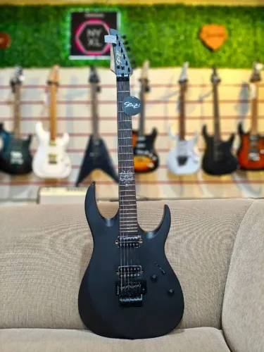 Guitarra Super Stratocaster Seizi Katana Akuma Black Satin c/ Floyd Rose e Bag (NOVA!)