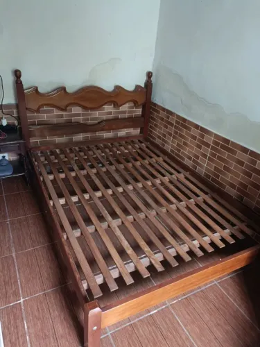Cama de casal de madeira
