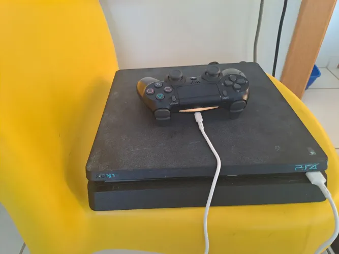 PS4 SLIM usado com alteração na carcaça mas funcionando muito bem.
