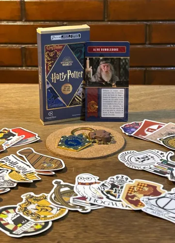 Kit de itens colecionáveis de Harry Potter - Adesivos, Pin, Chaveiro e Card Cacau Show