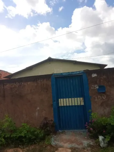 CASA EM ARINOS - MG. VALOR 140.000,00. BAIRRO CRISPIM SANTANA.