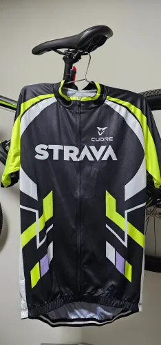 Roupas bike NOVAS, jogos de camisa e shorts, valor individual 
