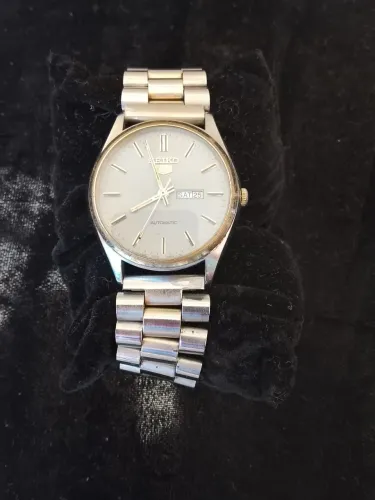 Seiko 5 automático fundo cinza claro 